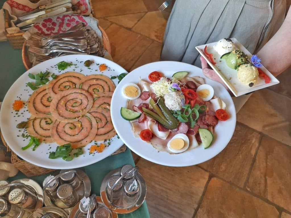 Schmankerl vor Ort im Weinlokal genießen