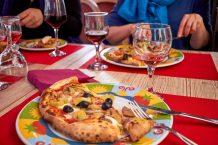 Welcher Wein passt am besten zu Pizza? Die besten Kombis – vegan, vegetarisch & Klassiker