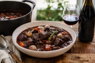 Welcher Wein für Boeuf Bourguignon? Zum Kochen & Trinken richtig auswählen