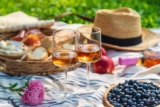 Welcher Wein passt zum Picknick? Käse, Baguette, Antipasti, Obst & kalte Küche