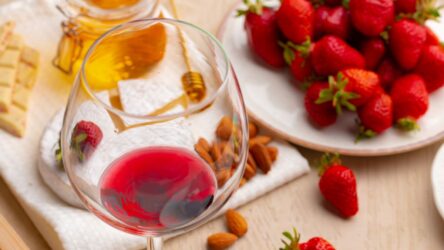 Welcher Wein passt zu Erdbeeren? Sekt, Rosé, Dessertwein & alkoholfreie Alternativen