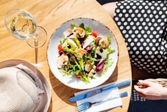 Welcher Wein passt zu Salat? Grüner Salat, Caesar, Nudelsalat, Kartoffelsalat & Sommersalat